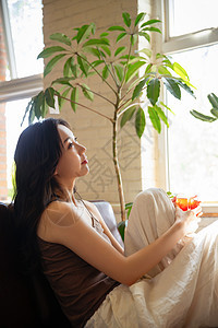 年轻女人在家喝茶休息图片