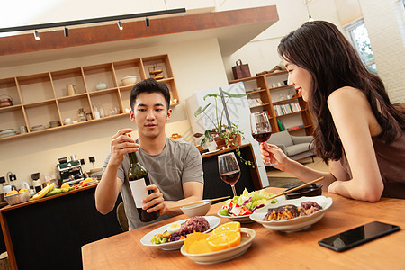 年轻夫妇在家用餐图片