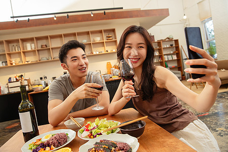 年轻夫妇在家用餐图片