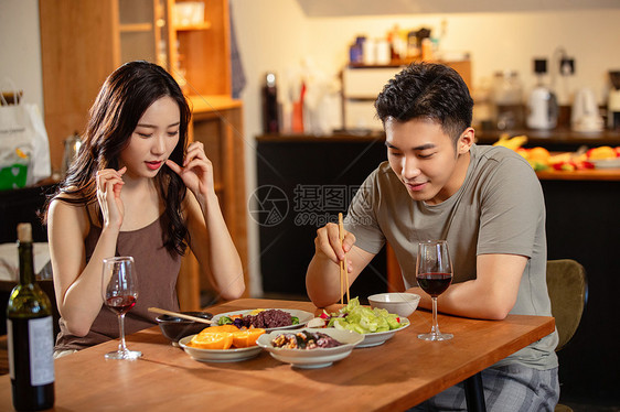 年轻夫妇在家用餐图片