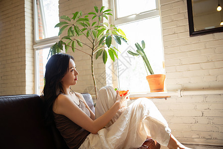 年轻女人在家喝茶休息图片