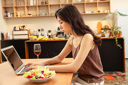 青年女人居家办公图片