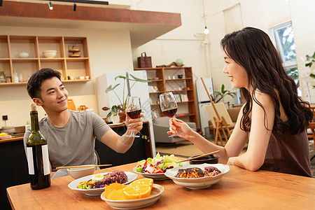 红酒生活年轻夫妇在家用餐背景