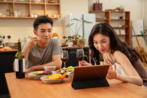 年轻夫妇在家吃饭视频图片