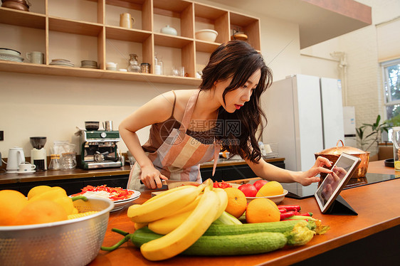 青年女人在家做饭图片