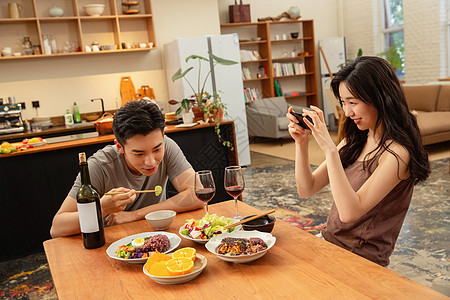 年轻夫妇在家用餐图片