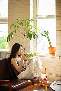 城市活动年轻女人在家喝茶看书背景