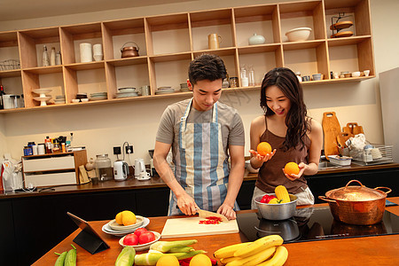 青年夫妇在家做饭图片