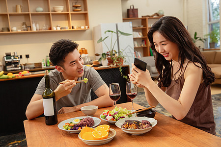 年轻夫妇在家用餐图片