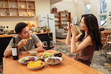 年轻夫妇在家用餐图片