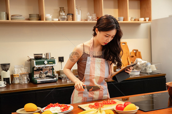 青年女人在家做饭图片