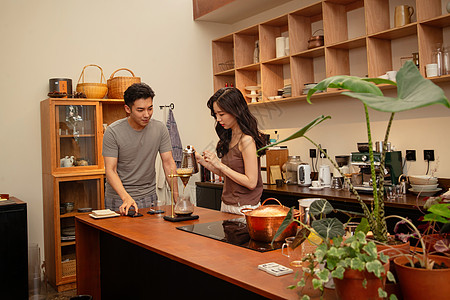 青年夫妇在家冲咖啡图片