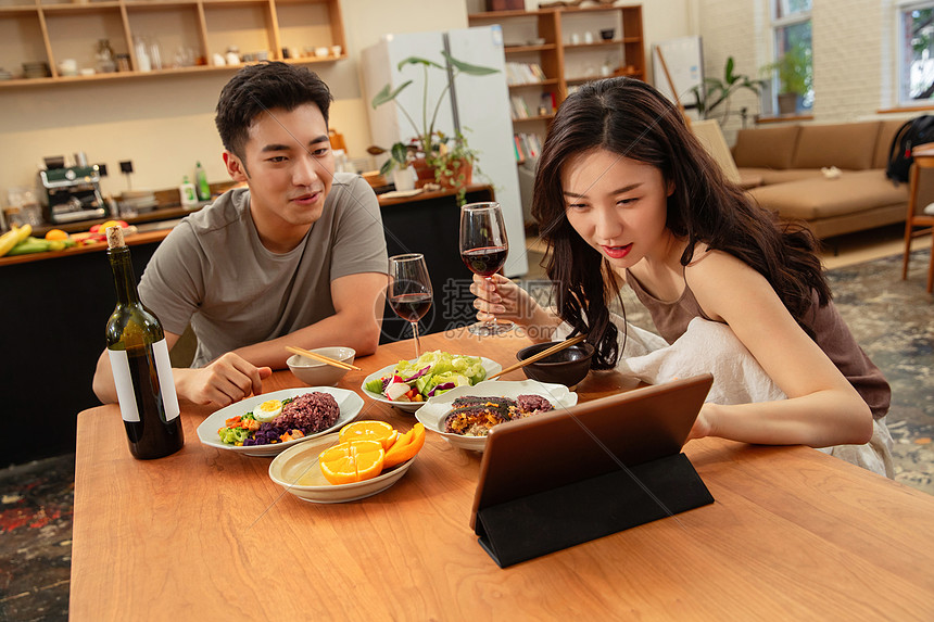 年轻夫妇在家吃饭视频高清图片下载-正版图片507617624-摄图网