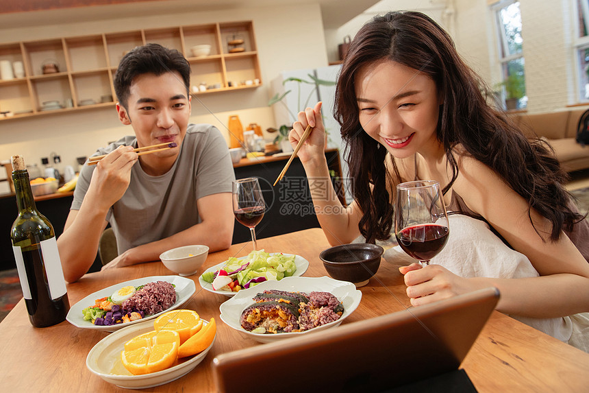 年轻夫妇在家吃饭视频高清图片下载-正版图片507617639-摄图网