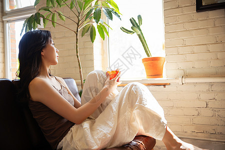 年轻女人在家喝茶休息图片