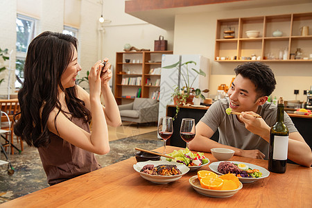 年轻夫妇在家用餐图片