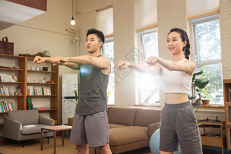 青年夫妇在家锻炼身体图片