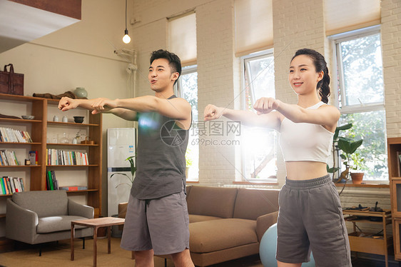 青年夫妇在家锻炼身体图片