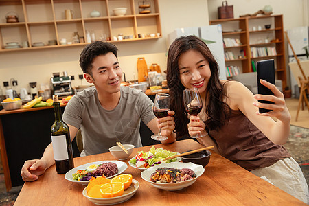 红酒  女人年轻夫妇在家用餐背景