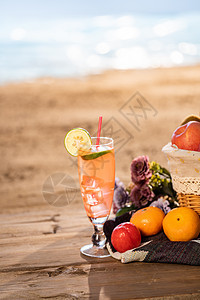 沙滩上的水果饮料图片