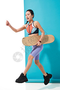玩滑板的青年女人图片