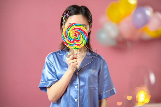 拿着棒棒糖的年轻女孩图片