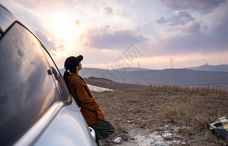 年轻女人自驾游图片