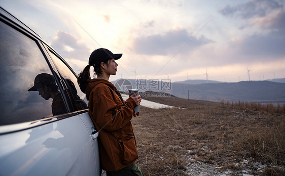 年轻女人自驾游图片