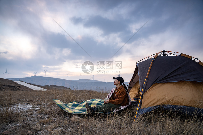 年轻女人在户外露营图片