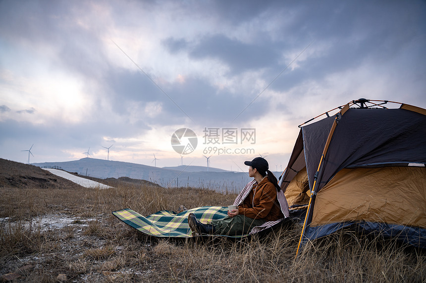 年轻女人在户外露营图片