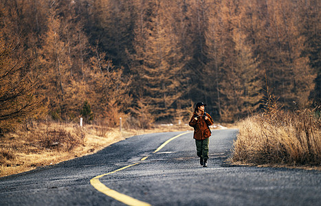 年轻女子徒步旅行图片
