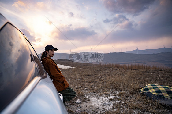 年轻女人自驾游图片