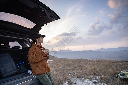 年轻女人自驾游图片