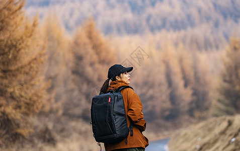 中国女子年轻女子徒步旅行背景