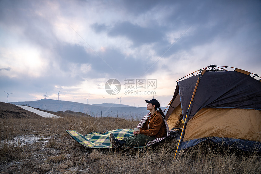 年轻女人在户外露营图片