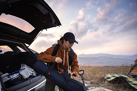 自驾的年轻女人准备露营图片