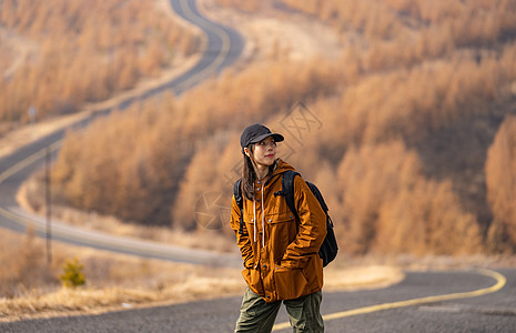 年轻女子徒步旅行高清图片