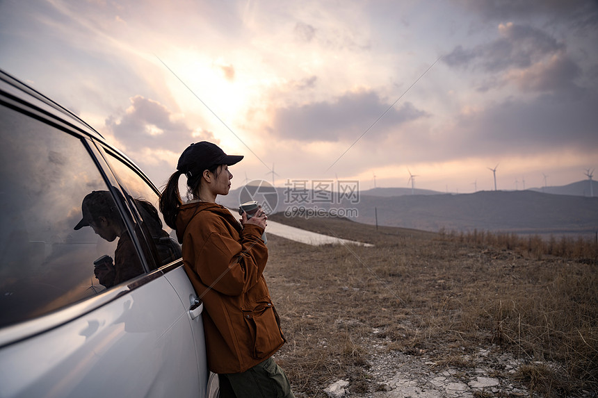 年轻女人自驾游图片