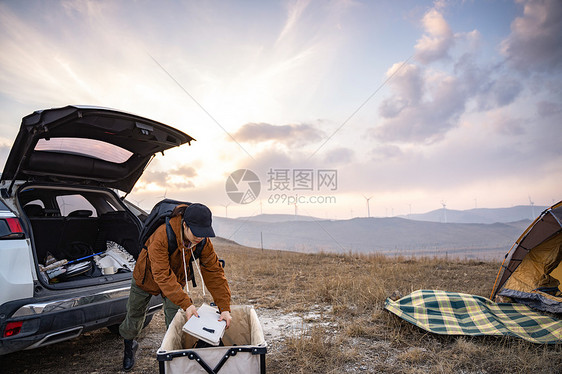 自驾的年轻女人准备露营图片