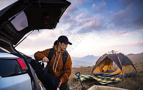 自驾的年轻女人准备露营图片