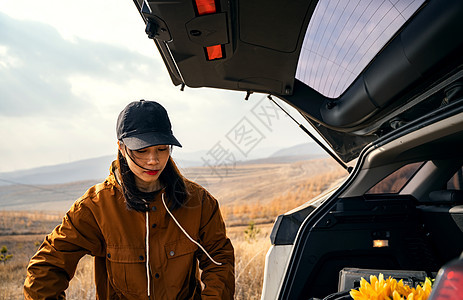 年轻女人自驾游图片