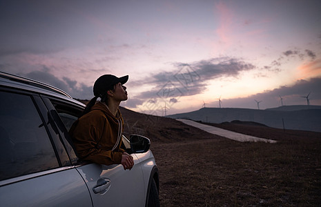 年轻女人自驾游图片