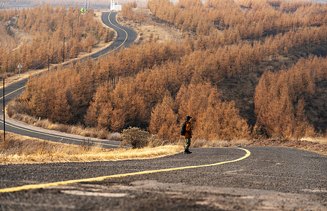 新疆风光年轻女子徒步旅行背景