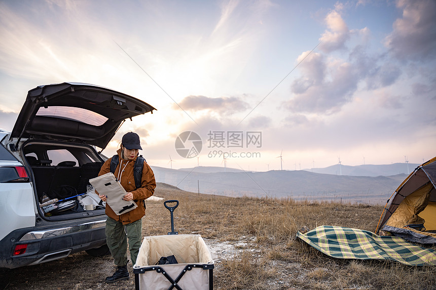 自驾的年轻女人准备露营图片