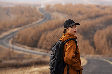 年轻女子徒步旅行图片