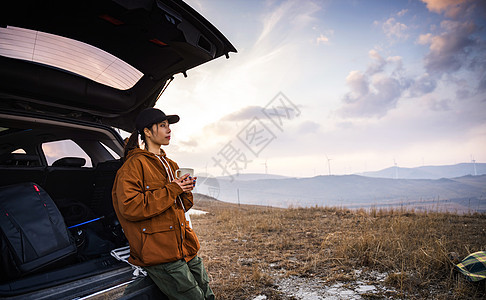 年轻女人自驾游图片