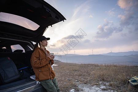 年轻女人自驾游图片