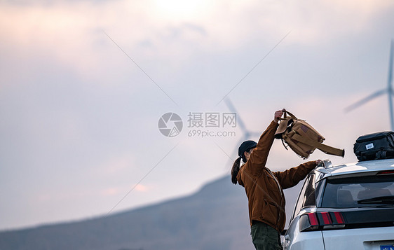 自驾的年轻女人整理装备图片