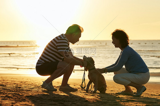 老年夫妇在海边玩耍图片