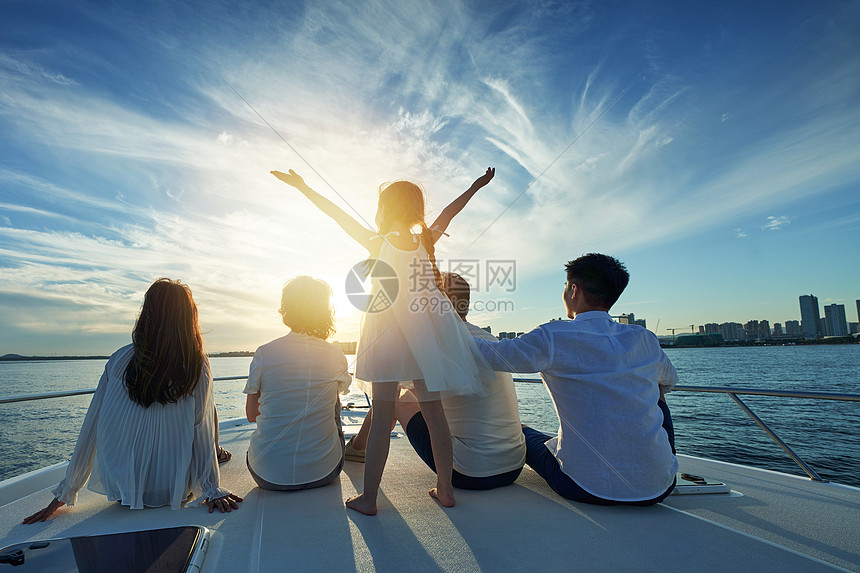 欢乐家庭乘坐游艇出海图片